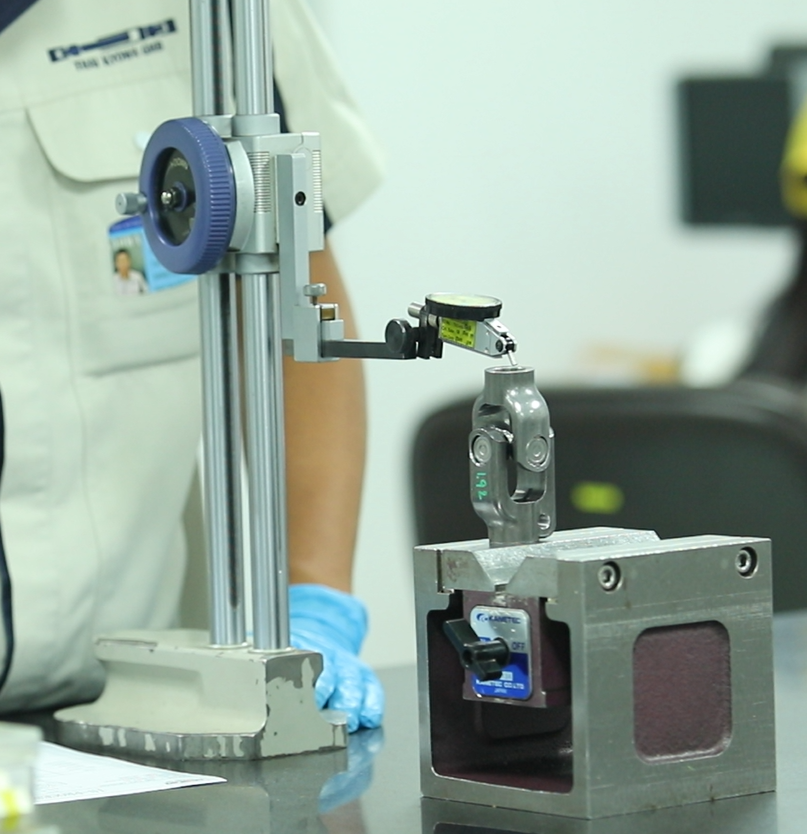 Quality inspection fixture and dial gauge measurement